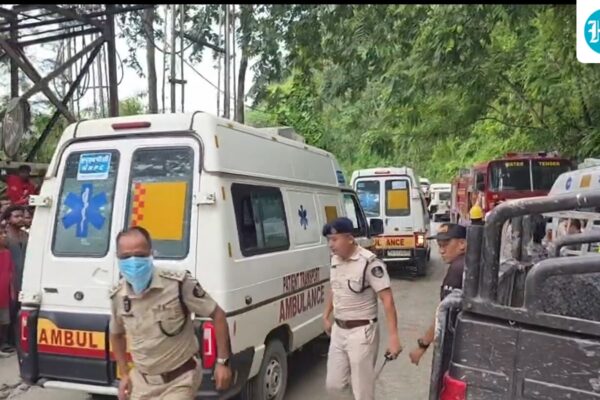 सिक्किम में भूस्खलन के बाद बचाव कार्य करते हुए टीम