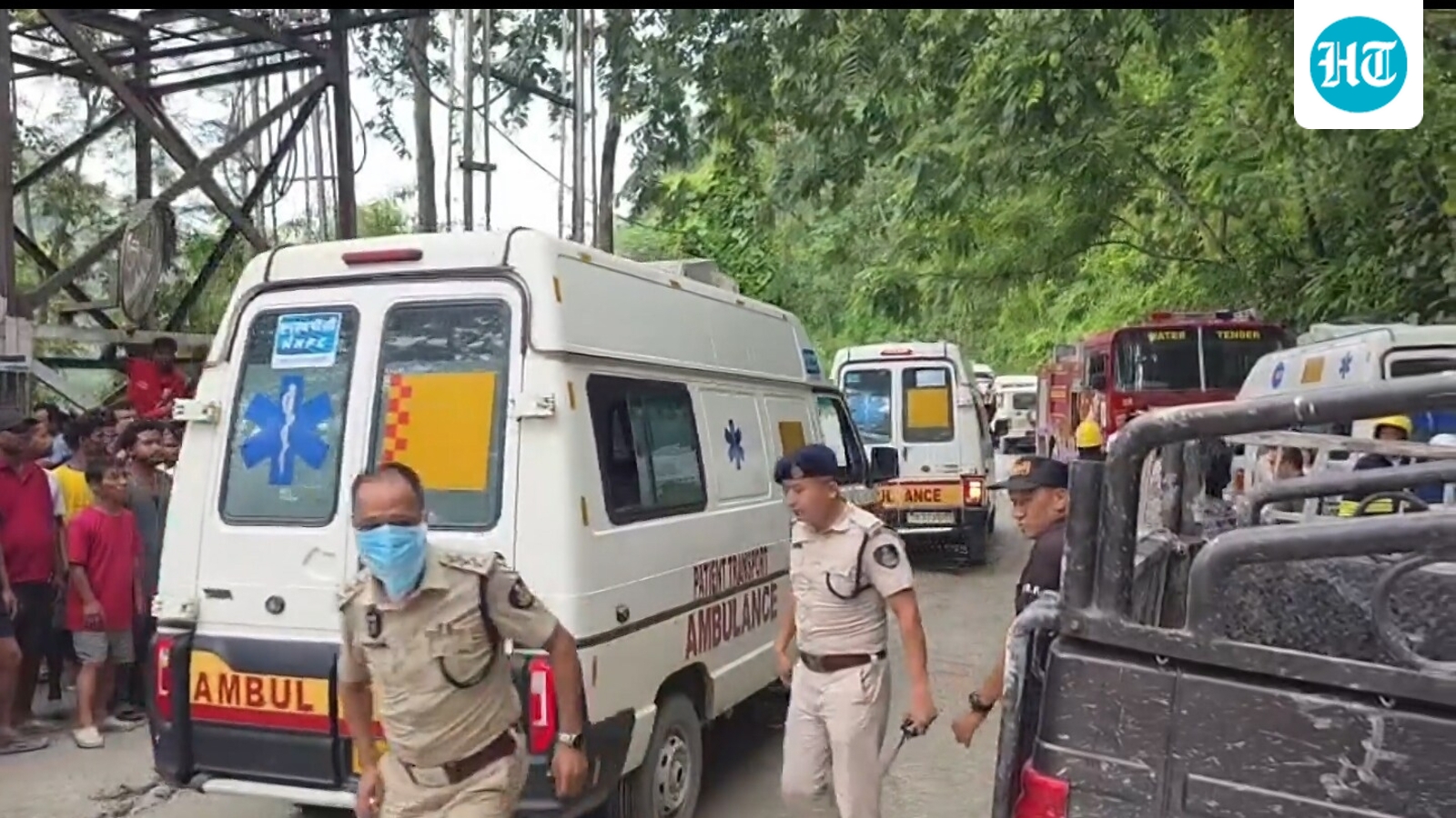 सिक्किम में भूस्खलन के बाद बचाव कार्य करते हुए टीम