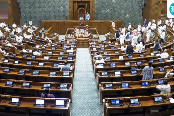 संसद में कागज लीक रोकने के लिए चर्चा का दृश्य