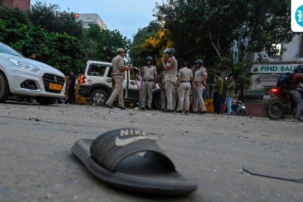 दिल्ली के कनॉट प्लेस में प्रदर्शनकारियों का आंदोलन