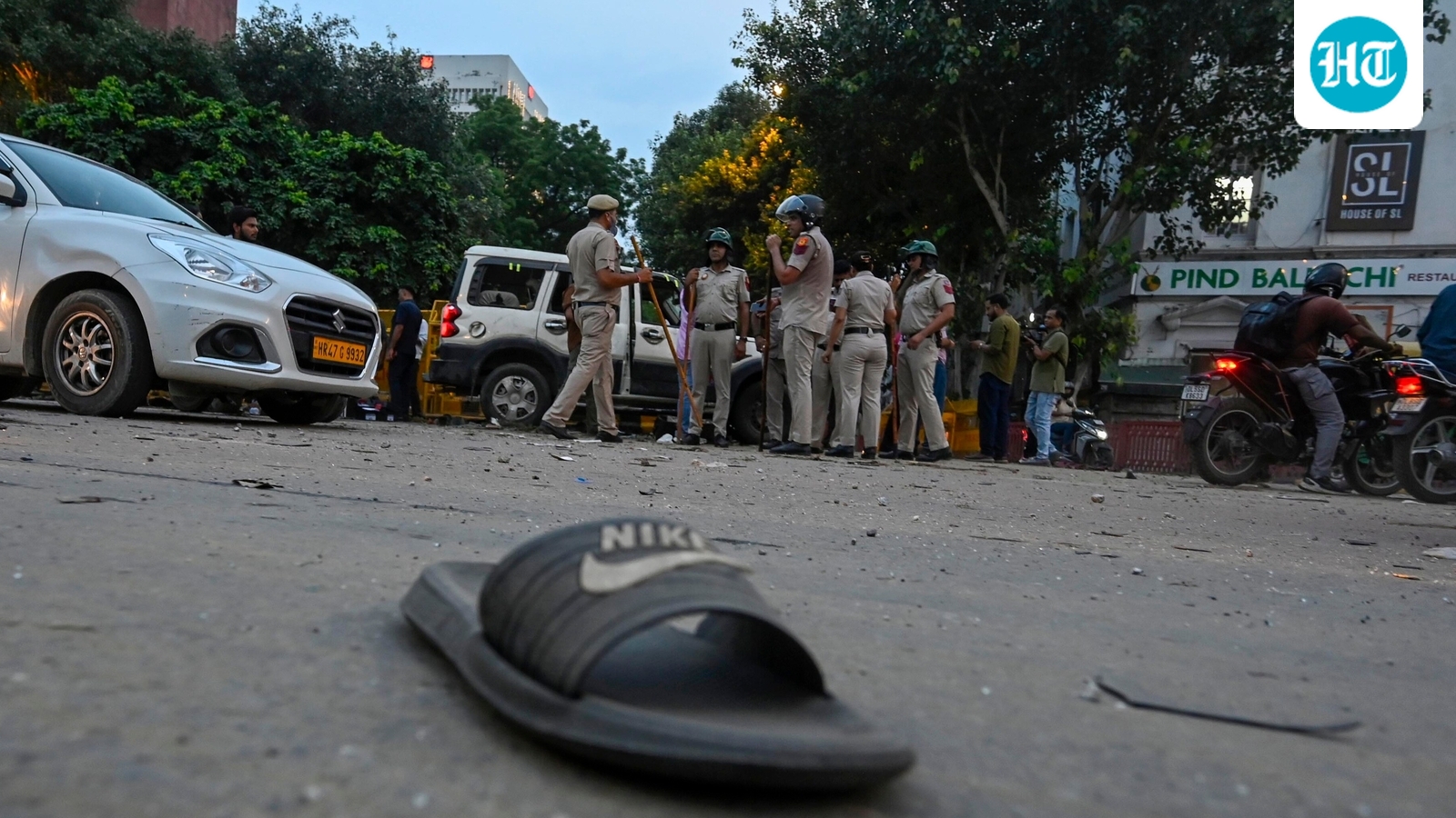 दिल्ली के कनॉट प्लेस में प्रदर्शनकारियों का आंदोलन
