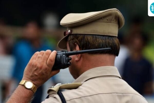 महिला ने कैब का इंतज़ार करते हुए असभ्य टिप्पणियों का वीडियो बनाया