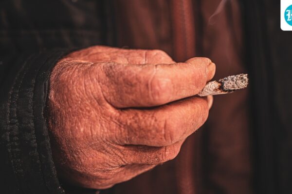 धूम्रपान के स्वास्थ्य पर प्रभाव को समझाते डॉ. विनीत कौल