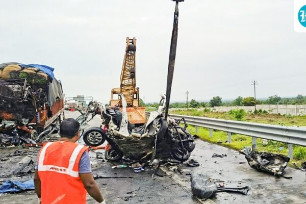 वर्धा में एथेनॉल ट्रक पलटने की घटना का दृश्य