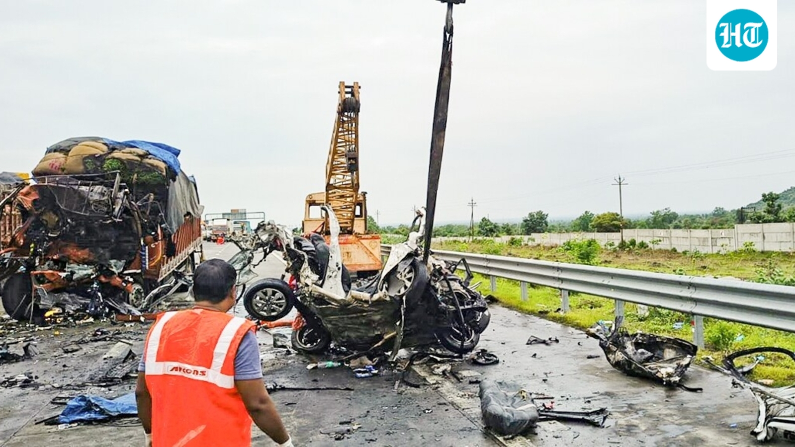 वर्धा में एथेनॉल ट्रक पलटने की घटना का दृश्य