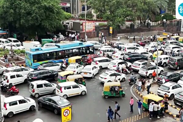 दिल्ली में भारत गेट के आसपास का ट्रैफिक जाम