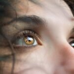डॉ. नीलिमा शाह सूखी आंखों के उपचार पर सलाह देते हुए