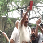 प्रकाश राज चाला संसद मार्च में संविधान लहराते हुए