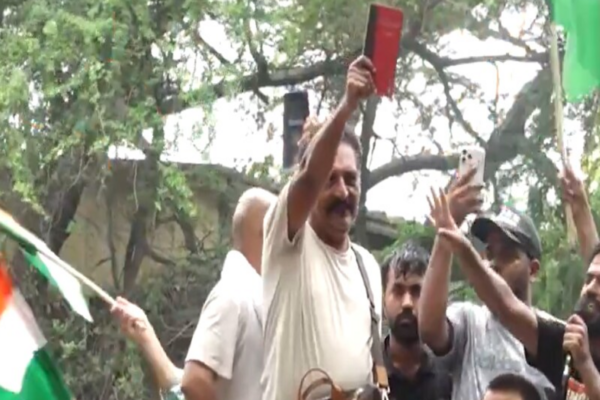 प्रकाश राज चाला संसद मार्च में संविधान लहराते हुए