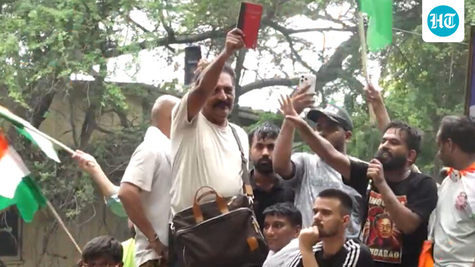 प्रकाश राज चाला संसद मार्च में संविधान लहराते हुए