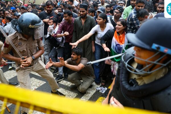 दिल्ली पुलिस का प्रदर्शनकारी उग्र और हिंसक होना