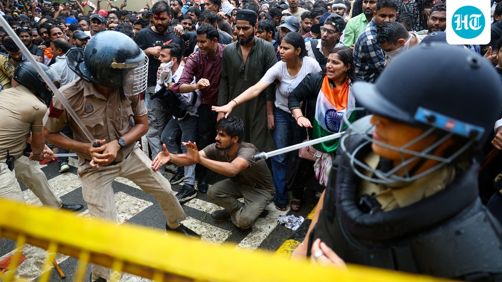 दिल्ली पुलिस का प्रदर्शनकारी उग्र और हिंसक होना