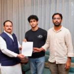 NEET-UG परीक्षा के पेपर लीक पर प्रदर्शन करते छात्र