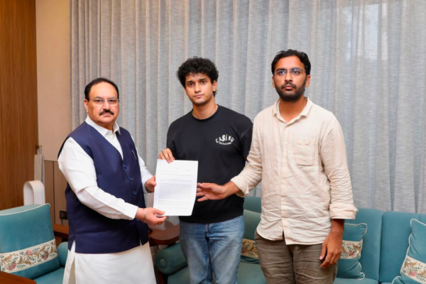 NEET-UG परीक्षा के पेपर लीक पर प्रदर्शन करते छात्र