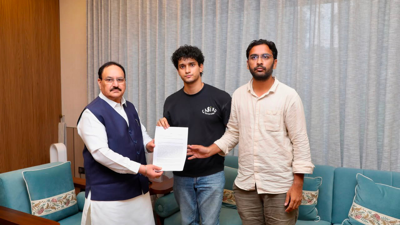 NEET-UG परीक्षा के पेपर लीक पर प्रदर्शन करते छात्र