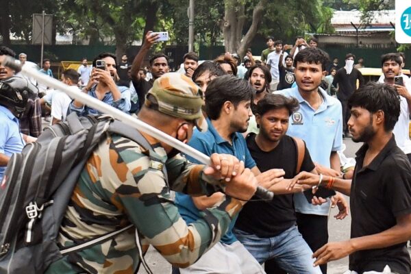 पुलिस की बर्बरता के खिलाफ प्रदर्शनकारियों का संघर्ष