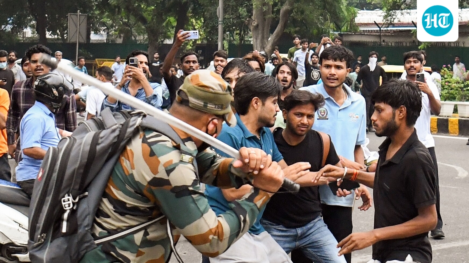 पुलिस की बर्बरता के खिलाफ प्रदर्शनकारियों का संघर्ष