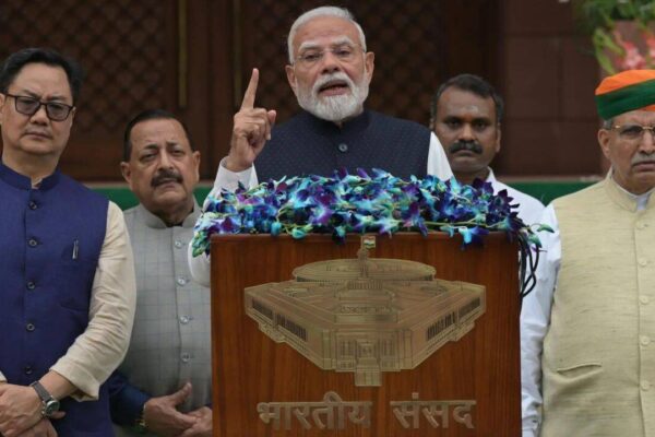 पीएम मोदी युवाओं की आकांक्षाओं और देश की प्रगति पर चर्चा कर रहे हैं।