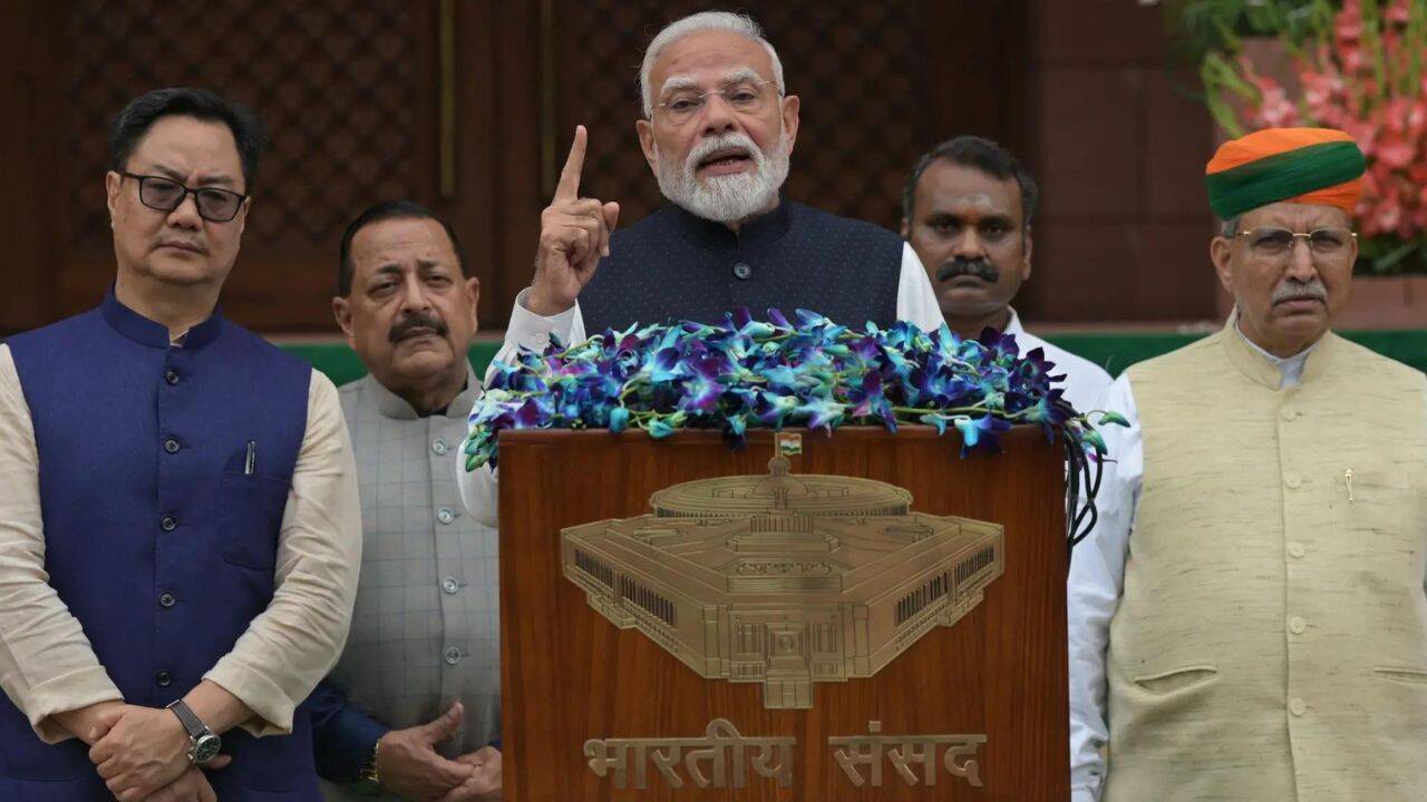 पीएम मोदी युवाओं की आकांक्षाओं और देश की प्रगति पर चर्चा कर रहे हैं।
