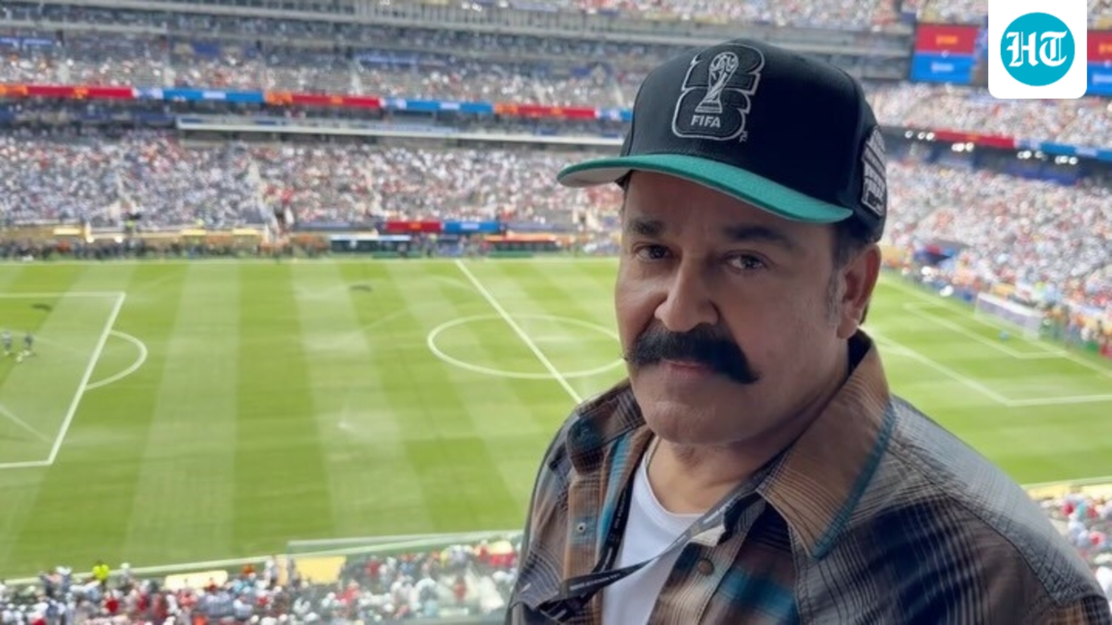 मोहनलाल FIFA विश्व कप 2026 फाइनल में फुटबॉल का आनंद लेते हुए