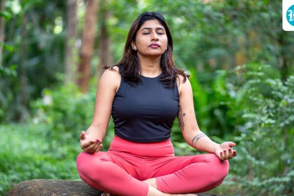 योग करते हुए व्यक्ति, आंतरिक शांति और आत्म-सम्मान के लिए