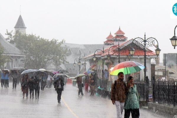 हिमाचल में बारिश से प्रभावित सड़कें और बिजली की आपूर्ति