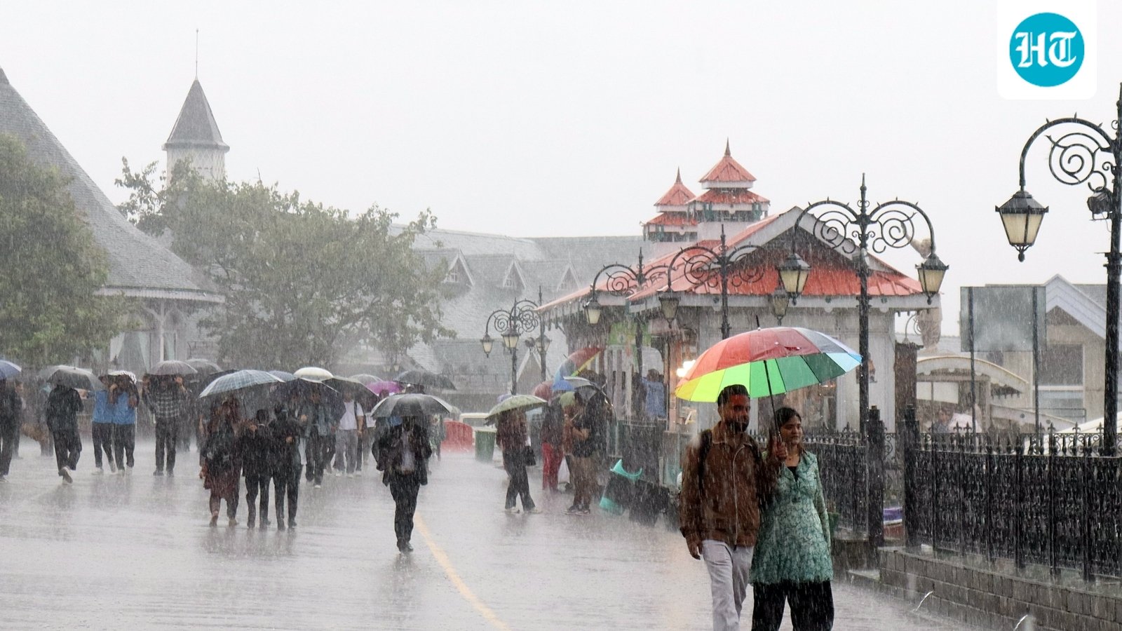 हिमाचल में बारिश से प्रभावित सड़कें और बिजली की आपूर्ति