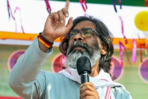 हेमंत सोरेन संवाद पर जोर देते हुए, झारखंड की स्थिति पर चर्चा