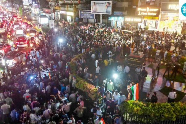 झारखंड सरकार की बैठक में मुख्यमंत्री सोरेन और अन्य सदस्य