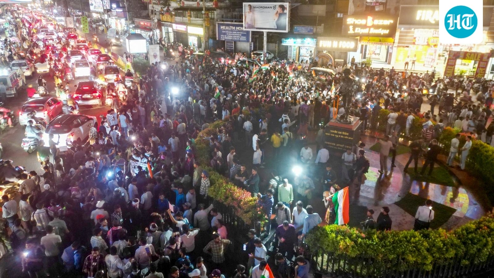 झारखंड सरकार की बैठक में मुख्यमंत्री सोरेन और अन्य सदस्य