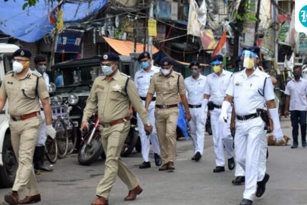 कोलकाता में सड़क पर दुर्घटना का दृश्य, तेज रफ्तार कार