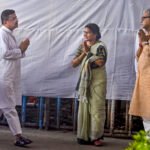 रत्ना देबनाथ अपनी बेटी की याद में श्रद्धांजलि अर्पित करती हुई।