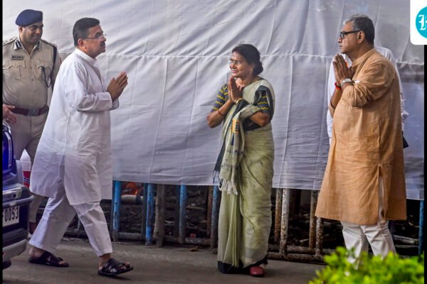 रत्ना देबनाथ अपनी बेटी की याद में श्रद्धांजलि अर्पित करती हुई।
