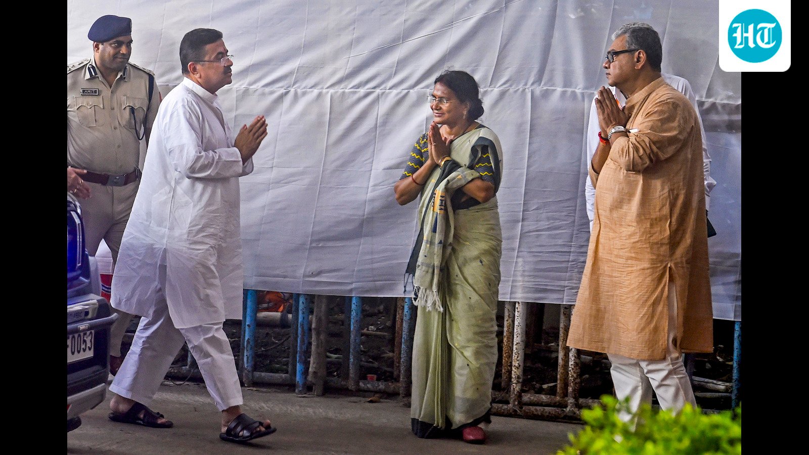 रत्ना देबनाथ अपनी बेटी की याद में श्रद्धांजलि अर्पित करती हुई।