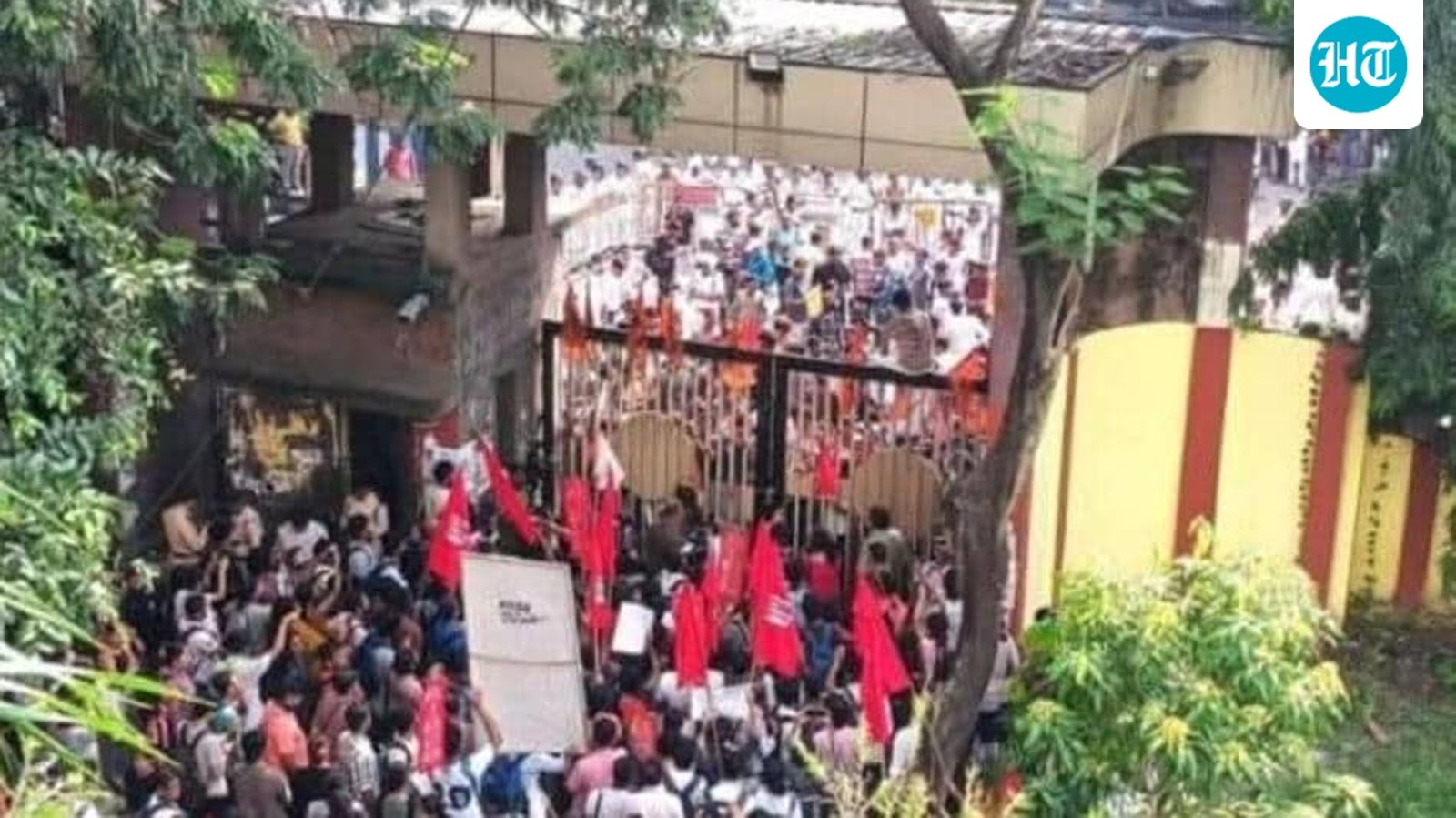 जादवपुर विश्वविद्यालय में ABVP और वाम छात्र संगठनों के बीच संघर्ष का दृश्य