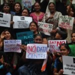विशाखापट्टनम में डेटा सेंटरों के खिलाफ प्रदर्शन करते स्थानीय लोग